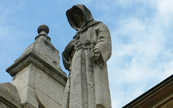 Statue d'un moine a Budapest