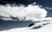 Un norme glacier en contraste au ciel bleu